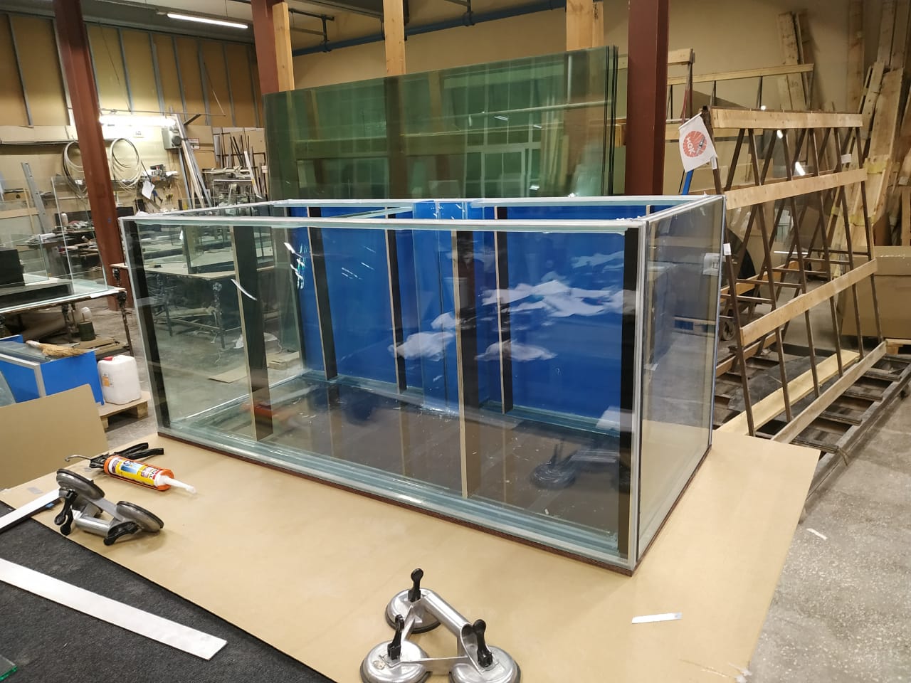 Аквариум и витрины для моллюсков и системы передержки узв для морепродуктов