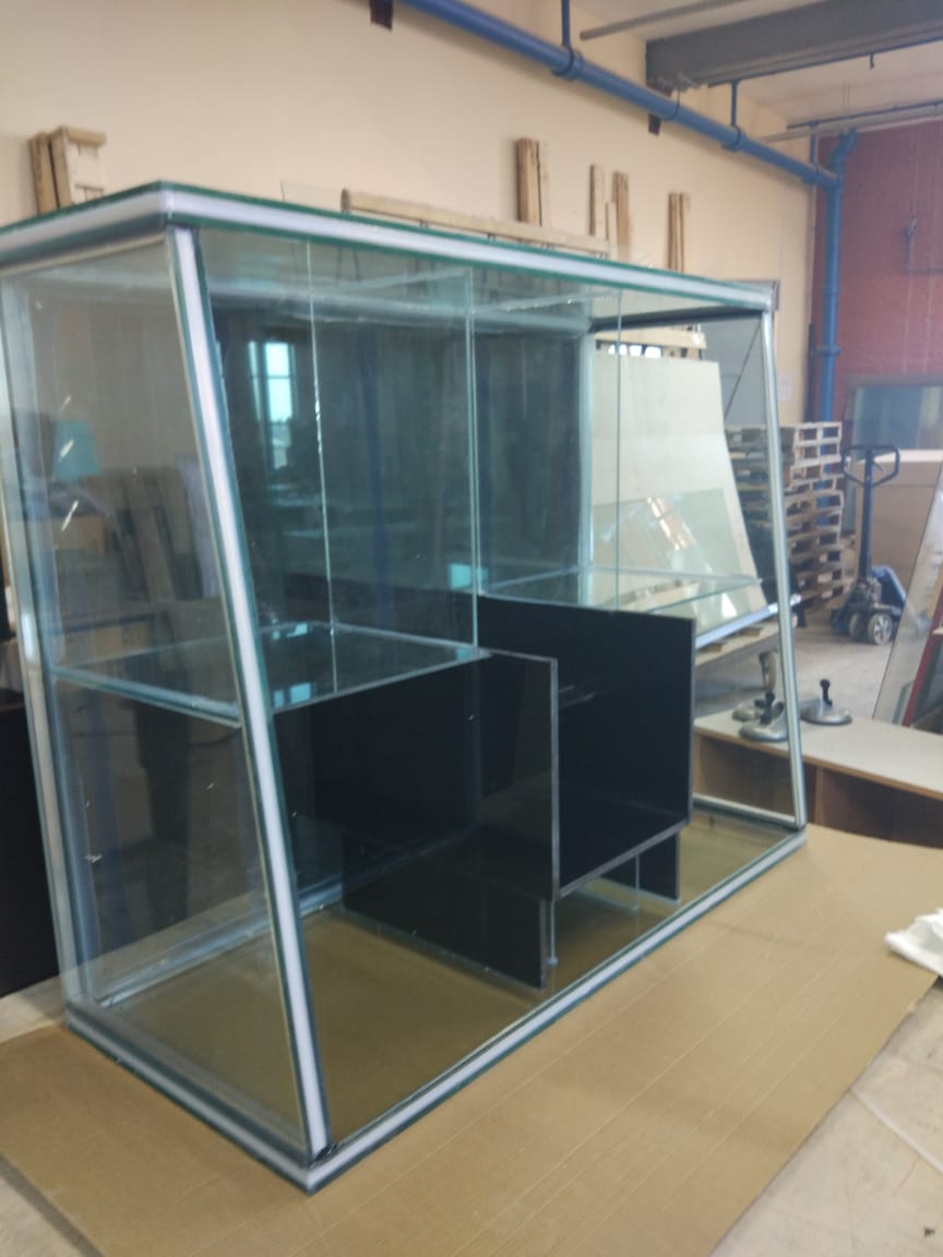 Аквариум и витрины для моллюсков и системы передержки узв для морепродуктов