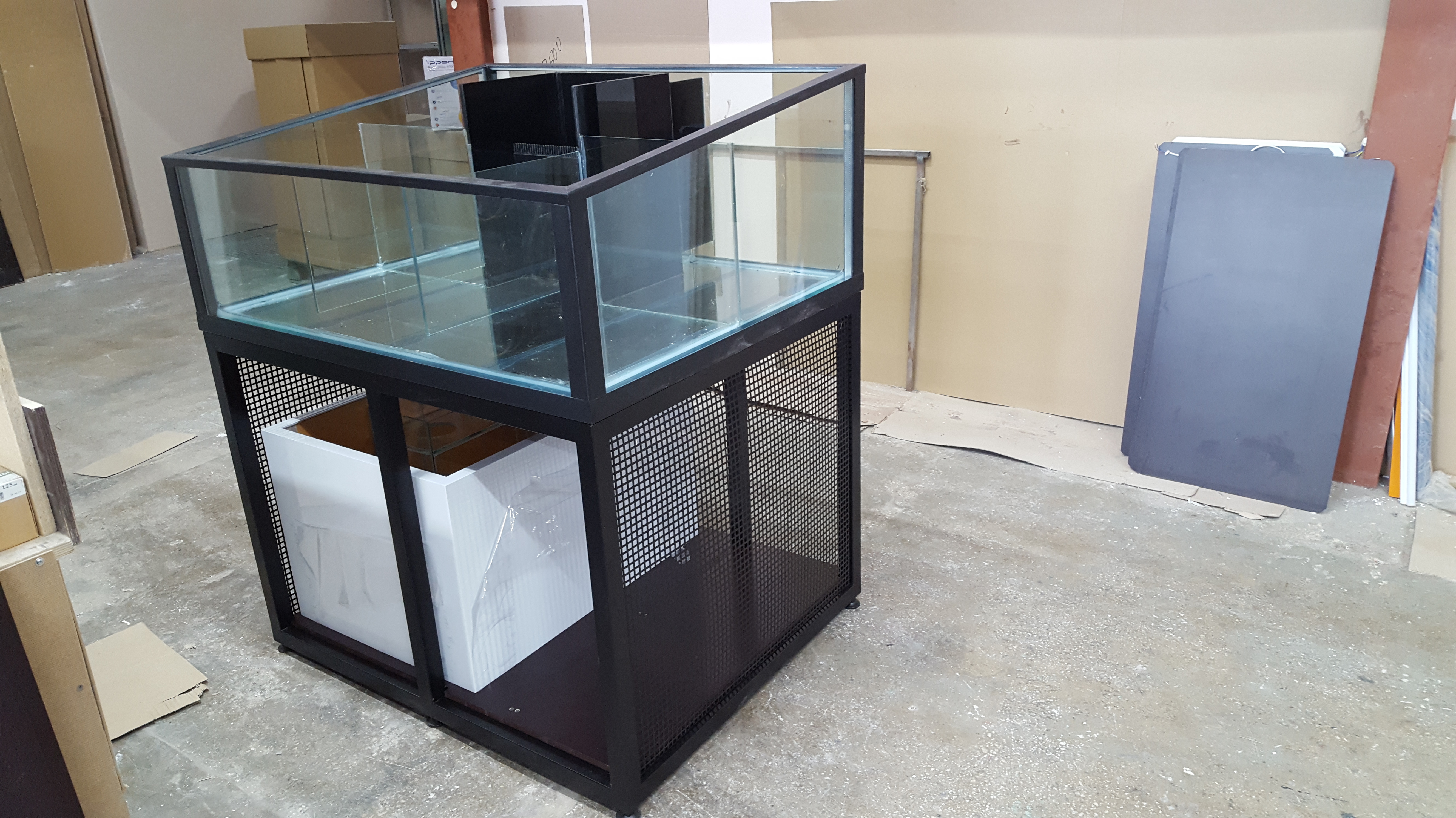 Аквариум и витрины для моллюсков и системы передержки узв для морепродуктов