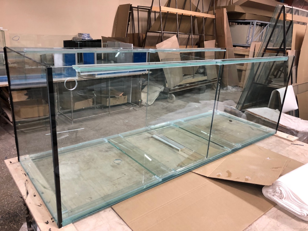 Аквариум и витрины для моллюсков и системы передержки узв для морепродуктов