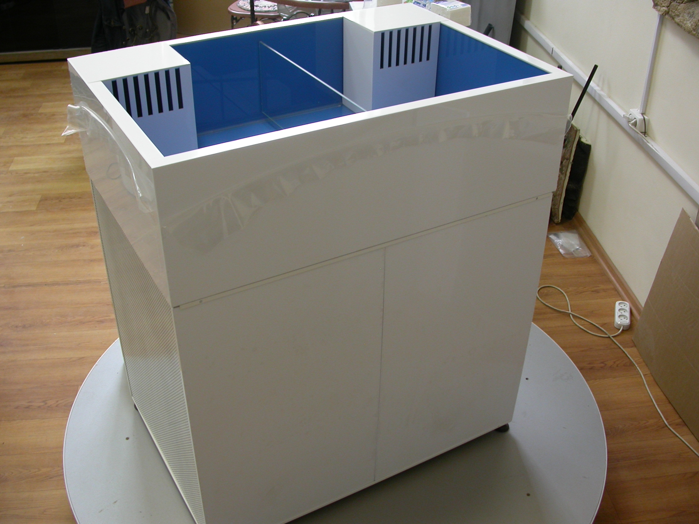 Аквариум и витрины для моллюсков и системы передержки узв для морепродуктов