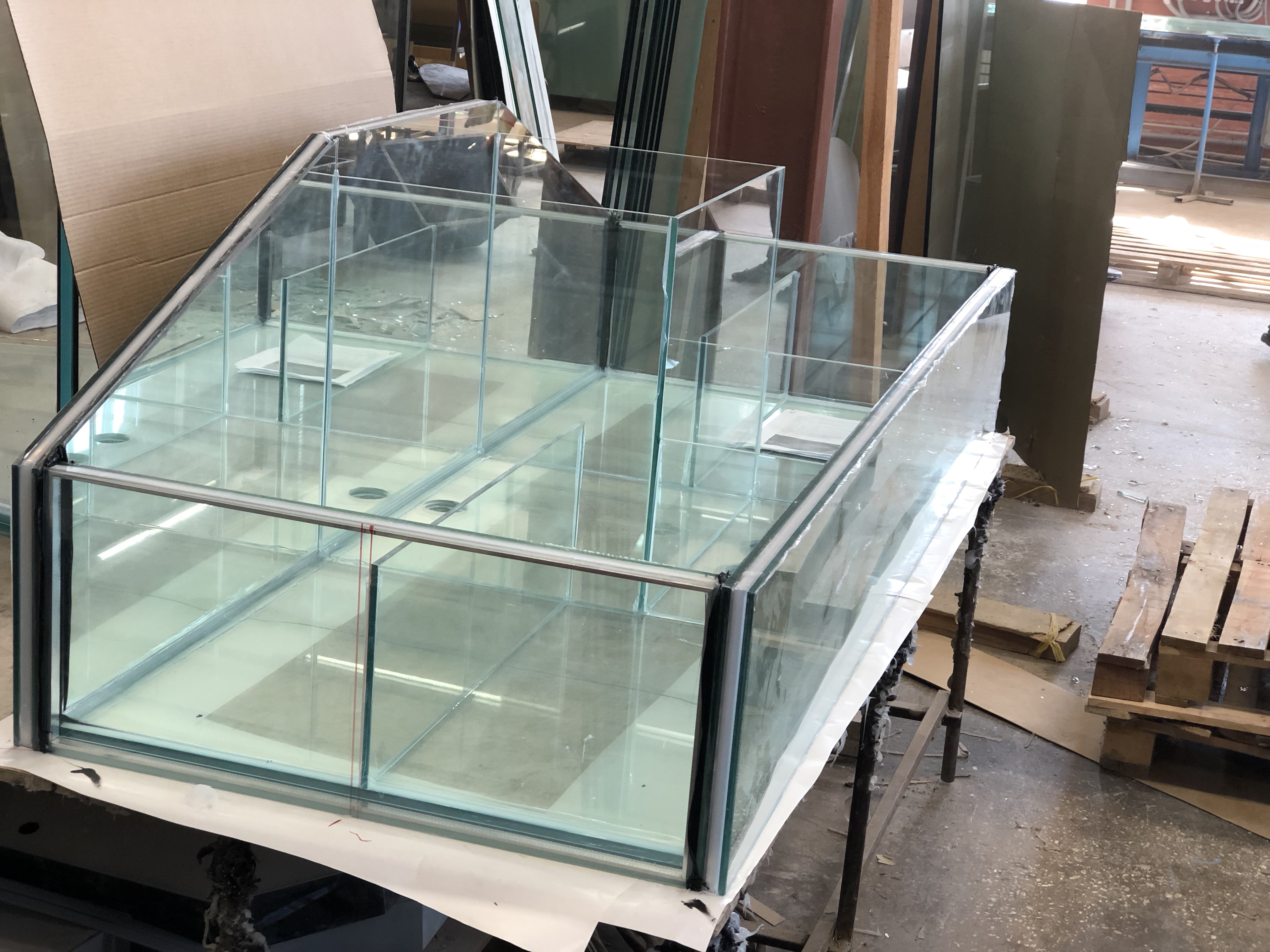 Аквариум и витрины для моллюсков и системы передержки узв для морепродуктов