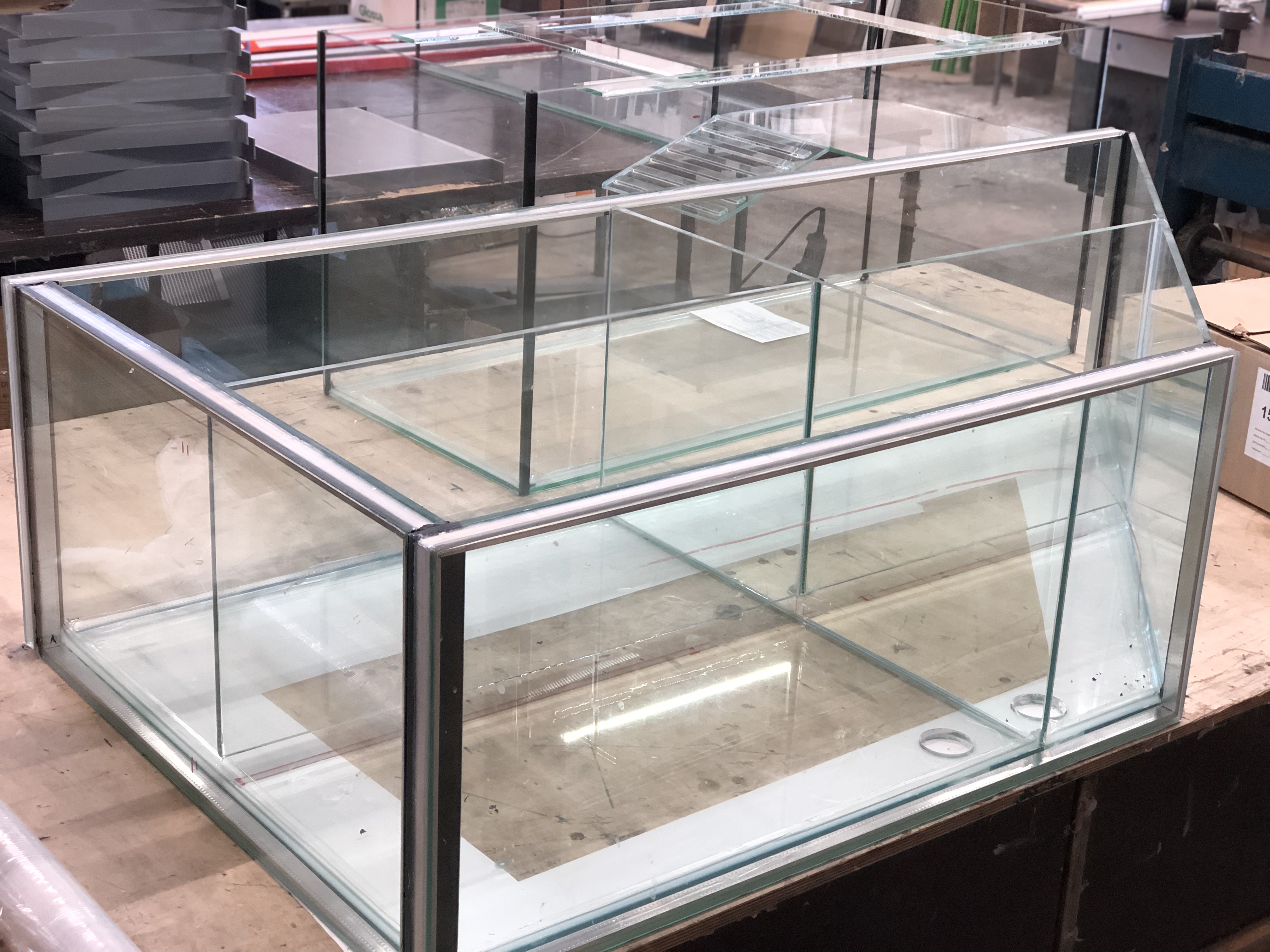 Аквариум и витрины для моллюсков и системы передержки узв для морепродуктов