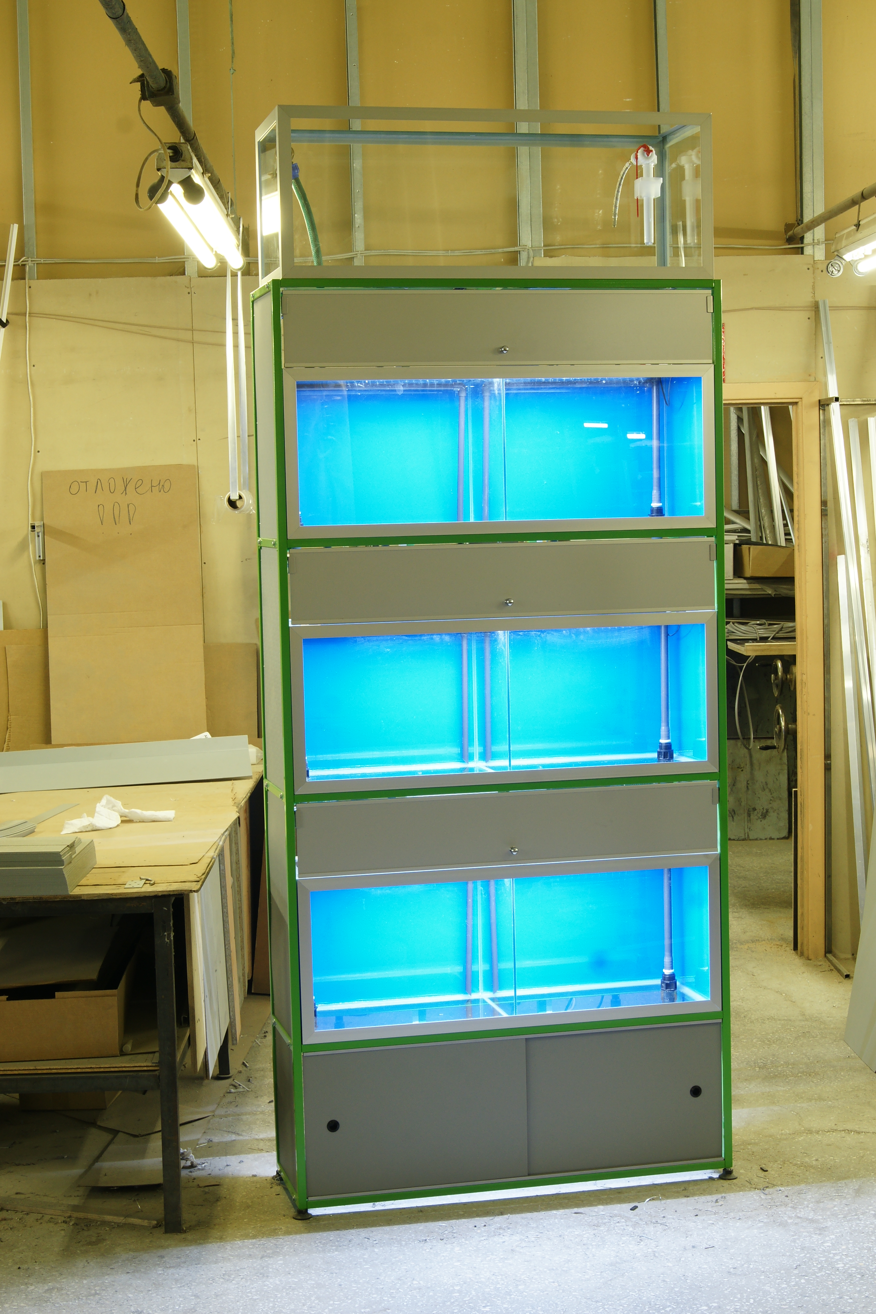 1 секционная аквариумная стойка с отстойником и системой  слива и подачи воды