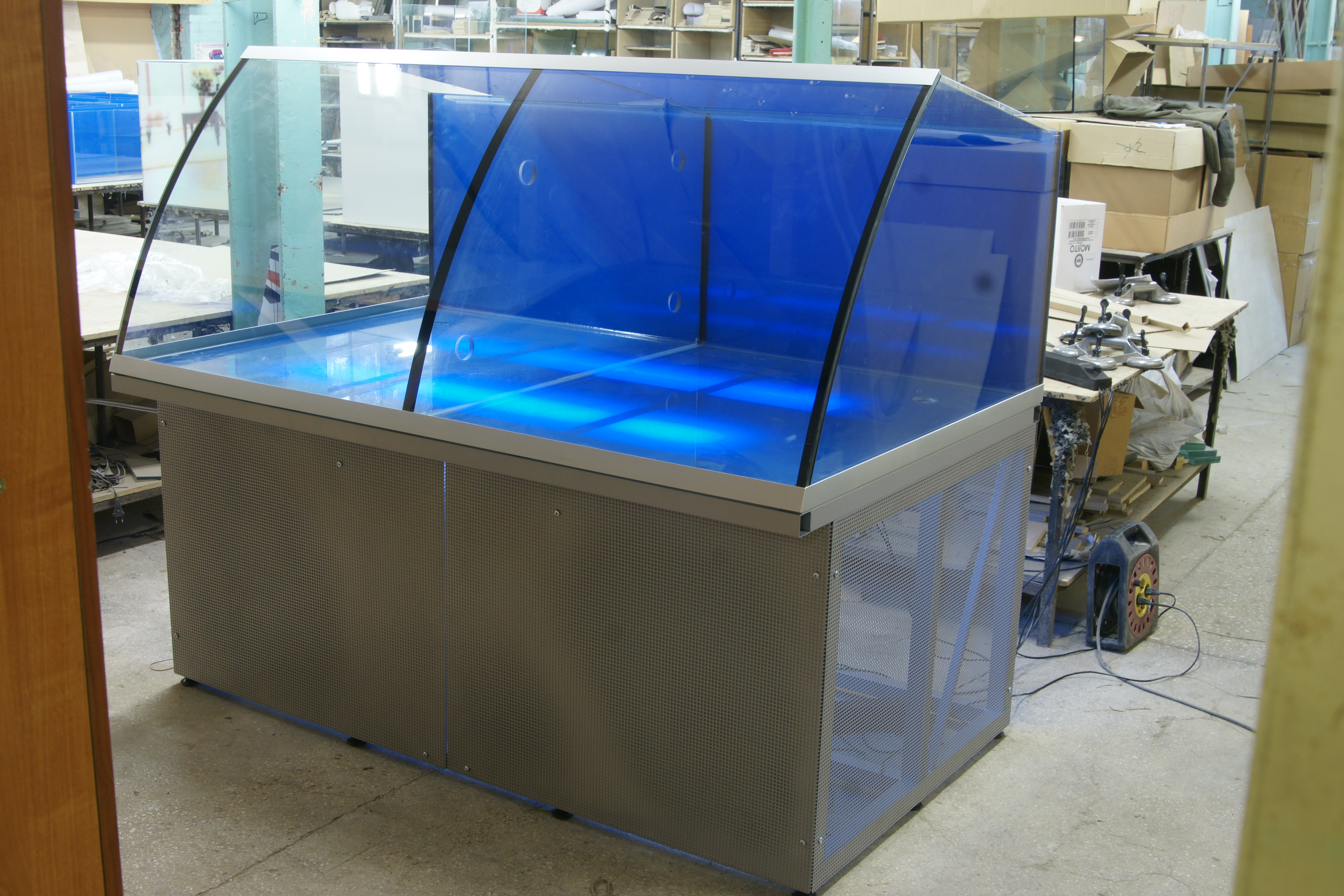 Индивидуальный проект двухсекционного аквариума витрины для продажи живой рыбы: карпа, толстолобика.