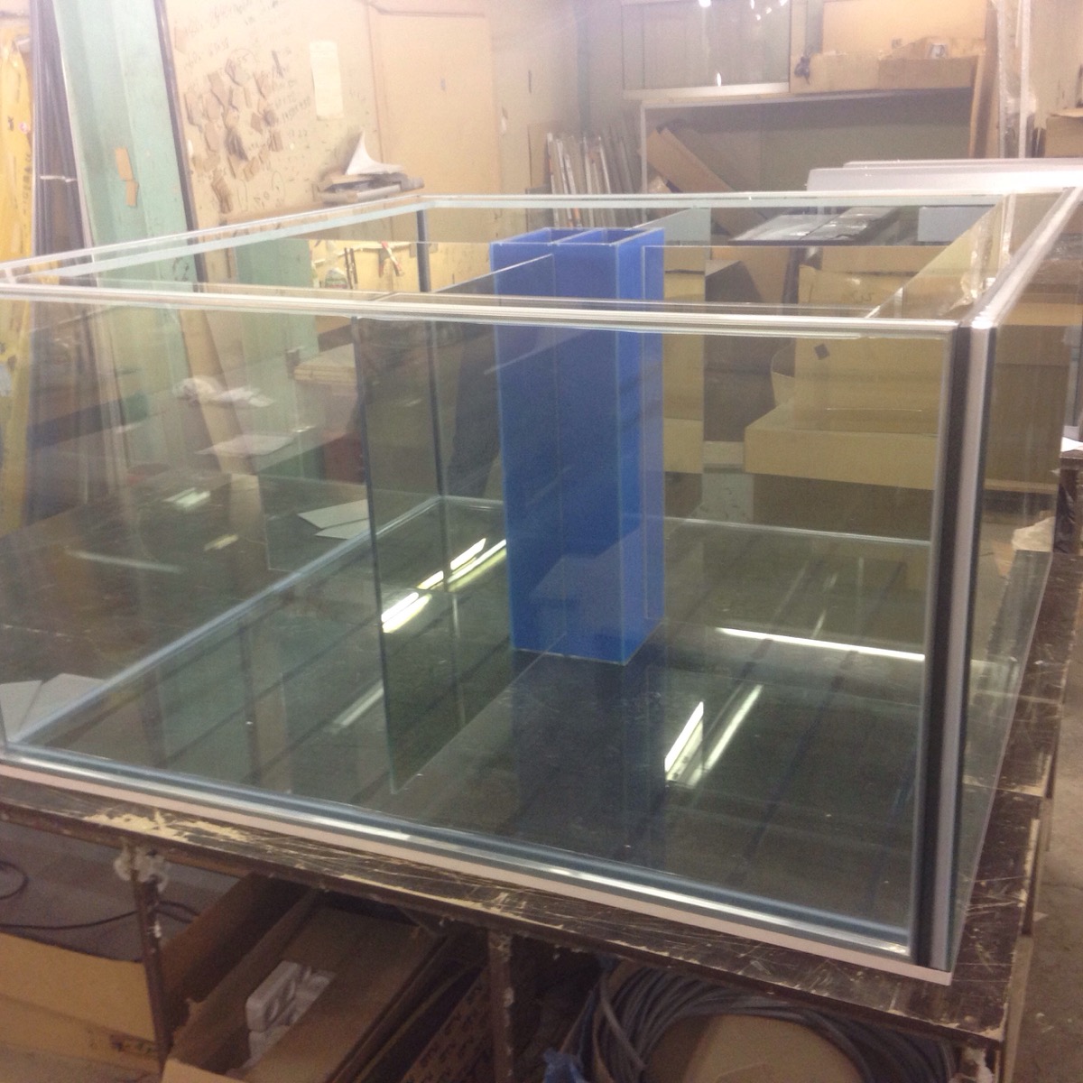 Торговый аквариум по вашим размерам со встроенным стеклопакетом для содержания морепродуктов.