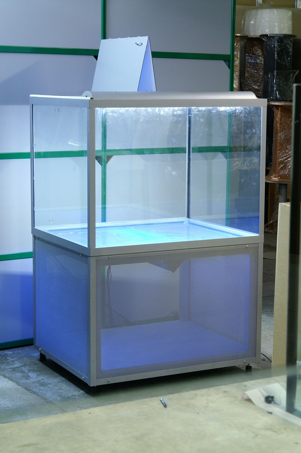 Стандартный торговый аквариум куб для содержания и продажи живой рыбы.