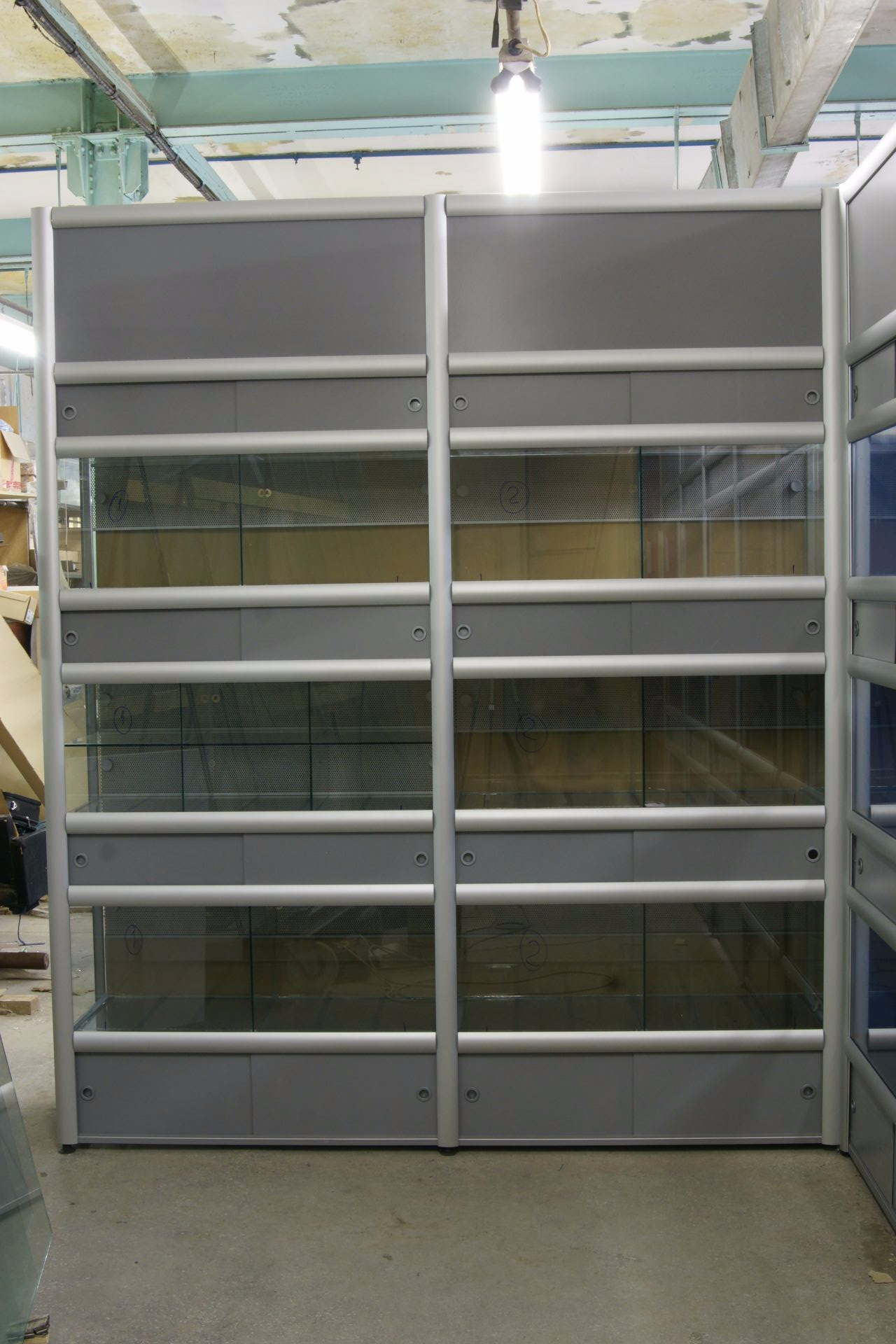 Аквариумные стойки в отделке хайтек