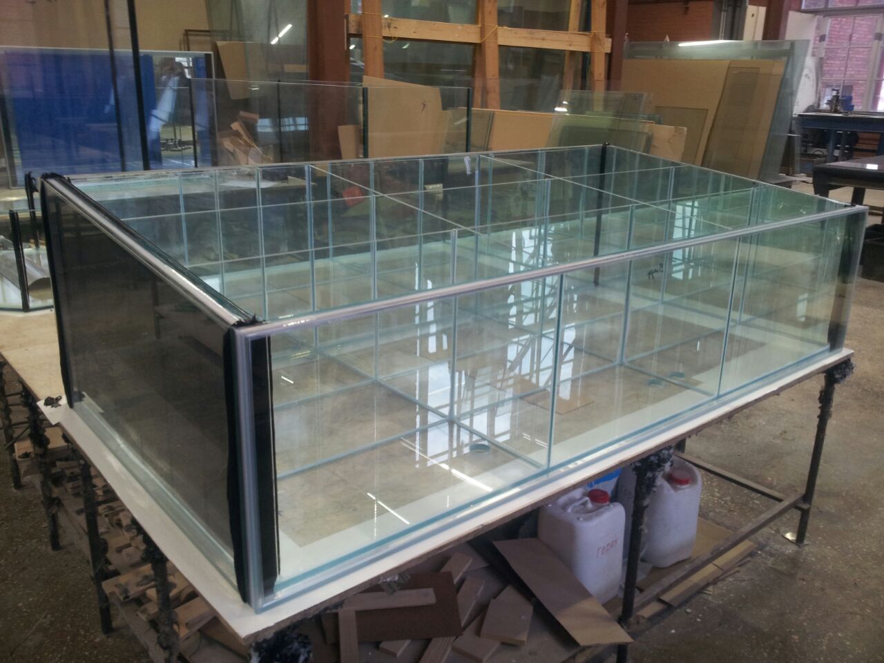 Аквариум и витрины для моллюсков и системы передержки узв для морепродуктов