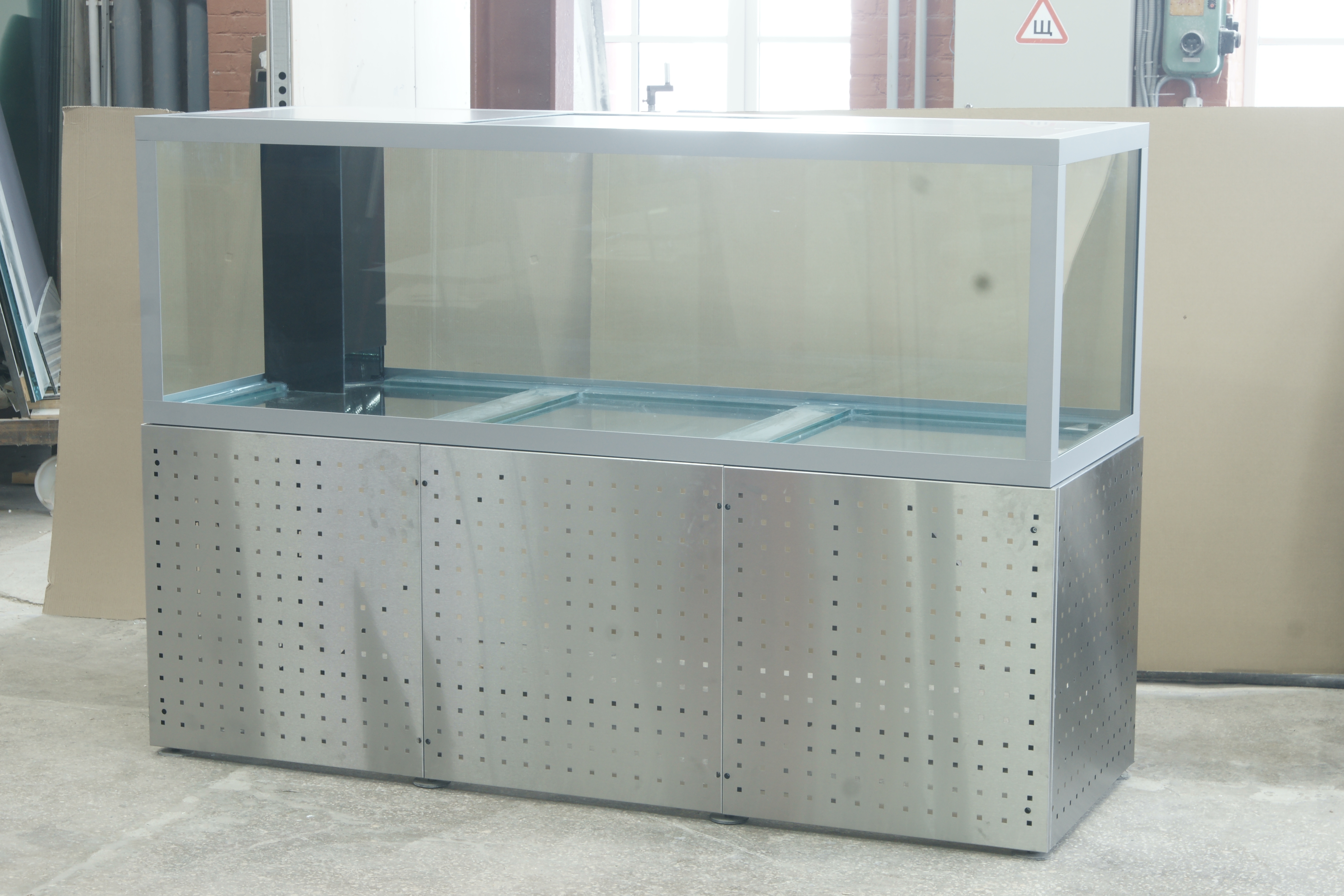 Аквариум и витрины для моллюсков и системы передержки узв для морепродуктов